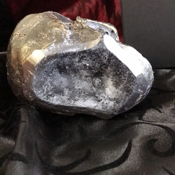 Skull candle grey wax with a gold leaf finish. Goth decor Halloween candle skull - Picture 7 of 7